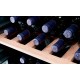DREWNIANE PÓŁKI -Regulowane drewniane półki chronią wino przed drganiami pracującej chłodziarki.